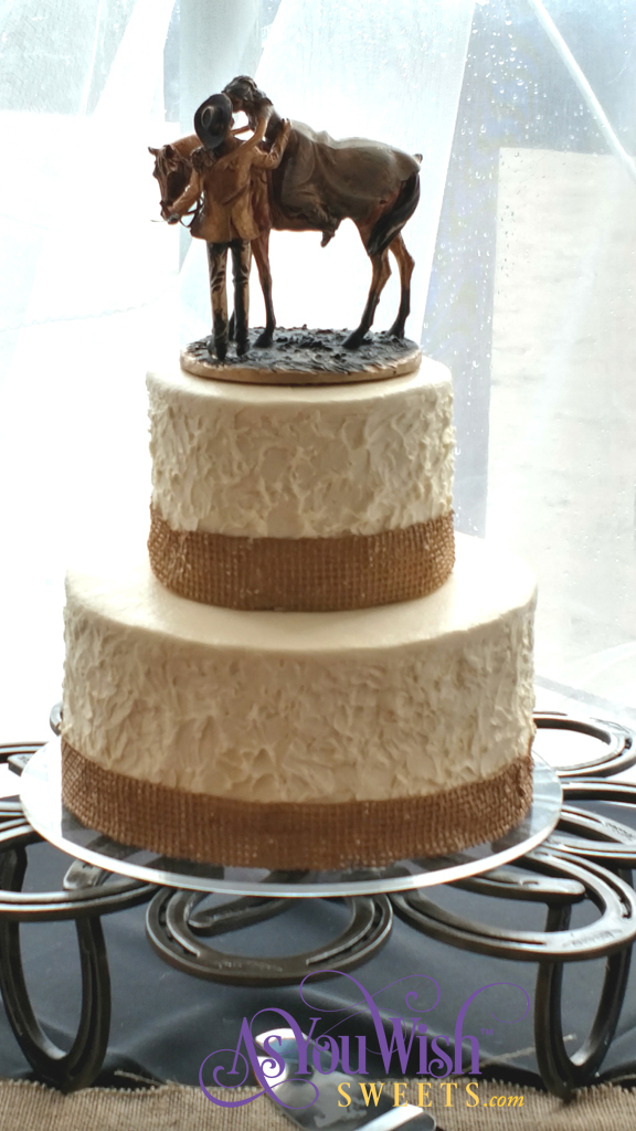 Horseshoe Wedding Cake sm